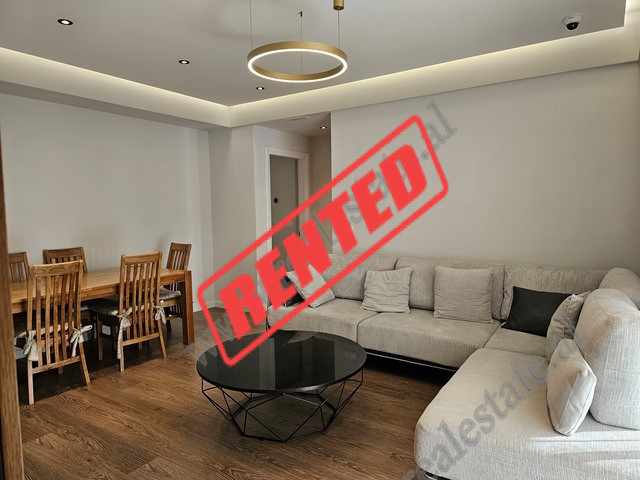 Apartament 2+1 me qira tek zona e Liqenit te Thate, pjese e Residences Park Life ne Tirane.
Pozicio